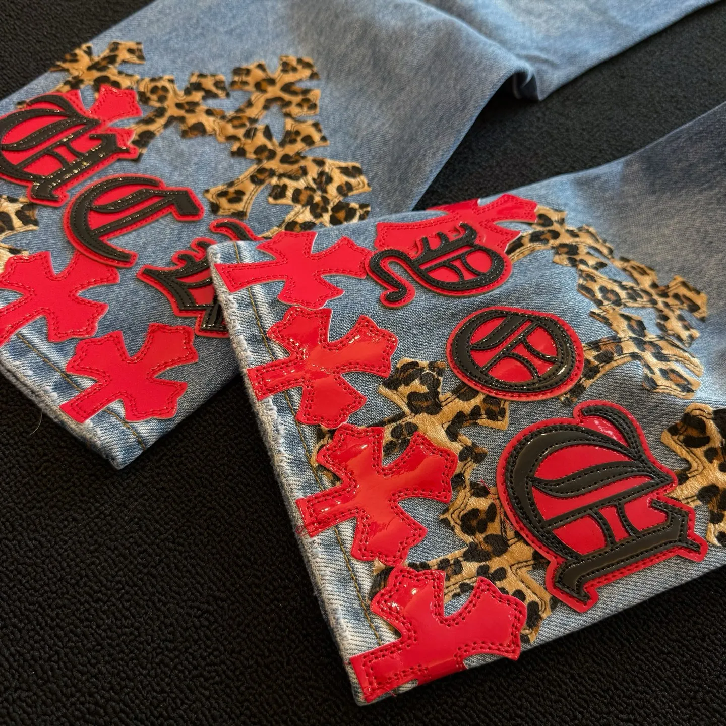 P300 style number: D383 Chrome hearts -CH Chrome hearts new mirrored red leather leopard print cross patch leather washed blue jeans SIZE #28 30 32 34 36 Size reference # Pants length 102 104 106 108 110 Waist 70 75 80 85 90 Hip 96 101 106 111 116